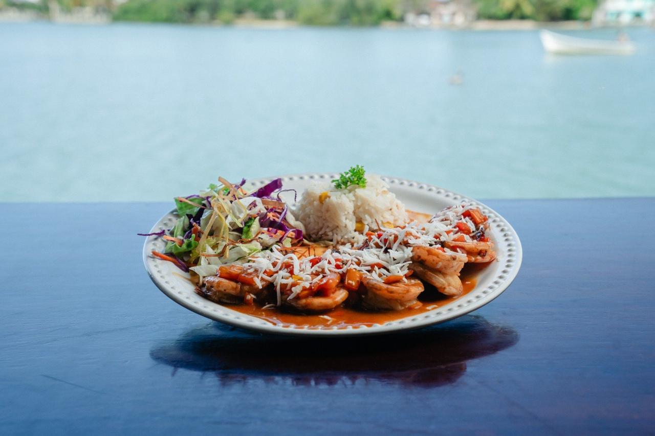 Platillo de mariscos junto a la laguna